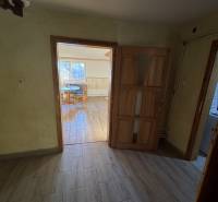 Családi ház belső tere fa dekorációjú padlóval és kilátással a szobába.