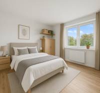 Világos hálószoba egy kétszobás lakásban, fa dekorációjú padlóval és nagy ablakkal.