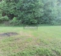 Telkek - lakóhely Modrován füves területtel és erdős háttérrel a nyugodt lakhatásért.