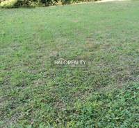 Építési telek Modrová-ban, alkalmas építkezésre természeti környezetben.