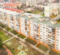 Kilátás a szenci lakótelepre, háromszobás lakásokkal és környező zöldterületekkel.