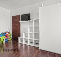 Gyerekszoba emeletes ággyal és tárolóhelyekkel, fa mintázatú padlóval.