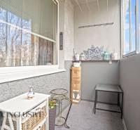 Erkély díszítésekkel és ablakkal egy 3 szobás lakásban Sencen.