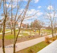 Kilátás egy háromszobás lakásból Szencen egy parkra játszótérrel.