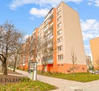 A szenci lakóház fákkal körülvéve, alkalmas háromszobás lakás számára.