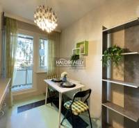 Étkező sarok kis asztallal és székekkel egy háromszobás lakásban.