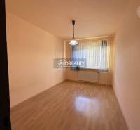 Üres szoba ablakkal, függönnyel, fa dekorációjú padlóval, világítással és radiátorral.