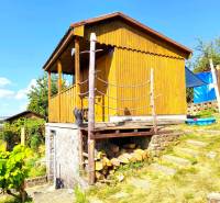 Lépcsős ház a lejtőn, természet veszi körül, ideális pihenésre és kikapcsolódásra.