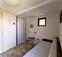 A ház egy hangulatos szobát tartalmaz kanapéval, asztallal és fa padlóval.