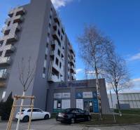 Irodaház a Račianská utcában, Pozsony-Rača, parkolóval az épület előtt.