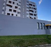 Épület erkélyekkel és szürke homlokzattal a Pozsony-Rača, Račianska utcán.