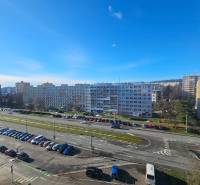 Kassa Nyugati városrész, kilátás a parkolóra és a lakótelepre az SNP útról.