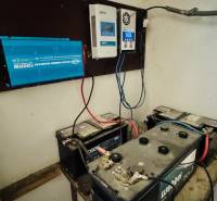 Akkumulátorok és inverter a ház technikai helyiségében, amelyek az elektromos telepítést és az áramellátást mutatják.