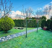 Kert a partizánskei háznál, rendezett sétánnyal és élő sövénnyel.