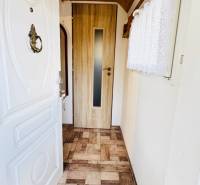 Faház fa mennyezettel és fa dekor padlóval, hangulatos belső térrel.