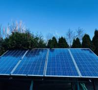 Napelemmel borított ház tetője Partizánskán, fákkal körülvéve.