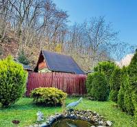 Ház Partizánske-ban, kerttel körülvéve, mesterséges tóval és szobrokkal.