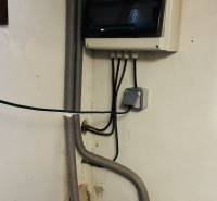 Elektromos és vízvezetékek a házikóban, beleértve a szekrényt és a szelepeket.