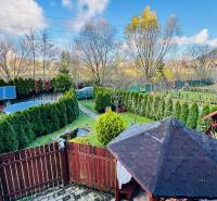 Kert a partizánskei háznál pavilonnal, napelemekkel és medencével.