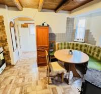 Rusztikus konyha a nyaralóban gáztűzhellyel és sarokkanapéval.