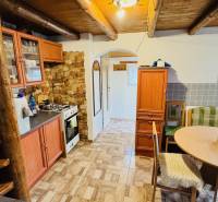 Rusztikus konyha faházban, fa padlóburkolattal és fa mennyezettel.