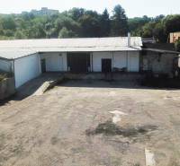 A Vasúti utcában zöldövezettel körülvett raktárépületek találhatók, amelyek hasznosításra alkalmasak.