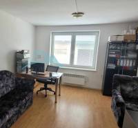 Iroda a Vasúti utcában kanapékkal, asztallal és szekrénnyel, raktárak és csarnokok számára alkalmas.