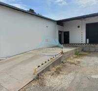 Raktárak és csarnokok a Vasúti utcában rakodórámpával és rakodótérrel.