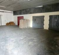 Tágas raktár a Vasúti utcán, alkalmas tárolásra; a raktárhelyiségek biztosítva vannak.