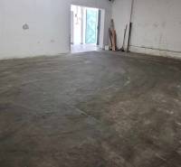 Raktárhelyiség a Vasút utcában, bejárattal és csarnokkal.