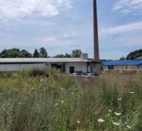 Az épület a Nagykürtösi Vasút utcában, zöldövezettel körülvéve, raktárak és csarnokok közé tartozik.