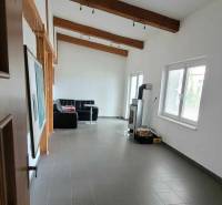 Belső tér fa gerendákkal, ülőhelyekkel és kandallóval, alkalmas a Vasúti utcára, raktárak és csarnokok.