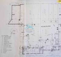 A raktár alaprajza a Vasúti utcán, csarnokokkal és rakodóterekkel.