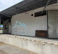 Fedett rakodórámpa a Vasút utcában, raktárak és acélszerkezetű csarnokok mellett.