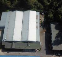 Ipari raktárak a Vasút utcában, zöldövezettel körülvéve, tágas külső területekkel.