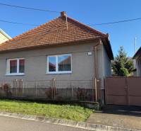 Családi ház Machulincén piros cseréptetővel, fehér ablakokkal és kerttel.