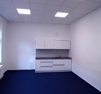 Irodák kék padlóval és konyhabútorral.