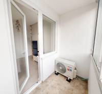 Erkély légkondicionálóval egy háromszobás lakásban az Iljušinova utcában, Pozsonyban, Petržalkán.