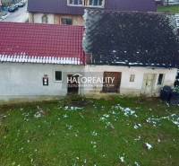 Régi családi ház Klenócon ferde tetővel a havas telken.