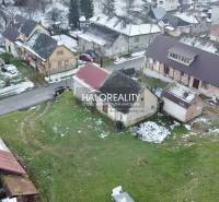 Családi házak Klenócon hóborítással téli időszakban.