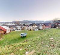 Egy családi ház hátsó udvara Klenócon, kilátással a rétekre és dombokra.