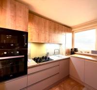 Konyha fa dekorral, beépített készülékekkel a 3 szobás lakásban.