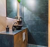 Szállodák és panziók fürdőszobái mosdóval és dizájn csempékkel.