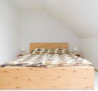 Ágy fa dekorációval és éjjeliszekrényekkel szállodákban és panziókban.