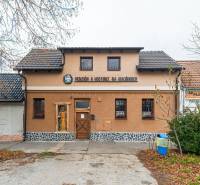 Panzió és vendéglő a Hollého utcában, Holíčban, hagyományos homlokzattal. Szállodák és panziók.