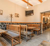 Éttermek belső tere fa bútorokkal és fa dekorációjú padlóval szállodákban és panziókban.