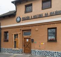 Szállodák és panziók épületének külső jellemzői a Hollého utcában, Holíčban.