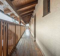 Hosszú fa folyosó szállodákban és panziókban fa mennyezettel és korláttal.