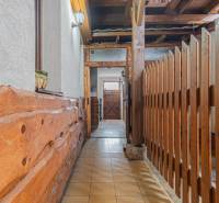 Szállodák és panziók folyosója fa elemekkel és bejárati ajtókkal.