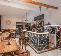 Étterem szállodákban és panziókban kőbárral és fa dekorációval.